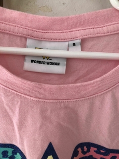10A | Outlet- Remera rosa MC Wonder Woman. Talle 10 años. Manchita. en internet