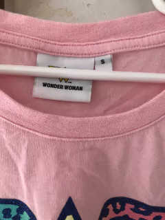 10A | Outlet- Remera rosa MC Wonder Woman. Talle 10 años. Manchita. en internet