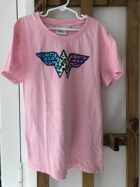 10A | Outlet- Remera rosa MC Wonder Woman. Talle 10 años. Manchita.