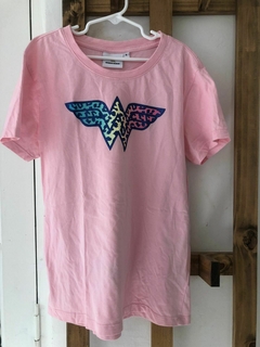 10A | Outlet- Remera rosa MC Wonder Woman. Talle 10 años. Manchita. - comprar online