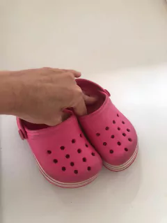 Sandalias de goma rosa tipo Crocs. Botanguita. Talle 23/24. - comprar online