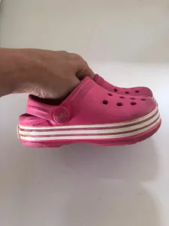 Sandalias de goma rosa tipo Crocs. Botanguita. Talle 23/24. en internet