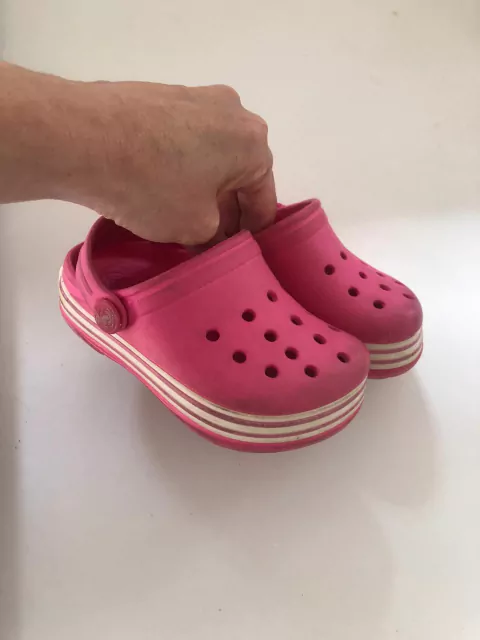 Sandalias de goma rosa tipo Crocs. Botanguita. Talle 23/24.
