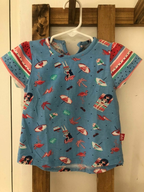 Remera MC celeste con dibujos playa. Que pin que pan. 12 meses.