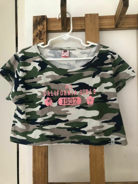 8A | Remera camuflada verde tipo pupera. Talle 8 años.
