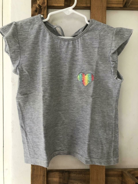 Remera gris MC con corazón con brillos. 4/5 años.