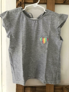 Remera gris MC con corazón con brillos. 4/5 años. - comprar online