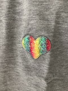 Remera gris MC con corazón con brillos. 4/5 años. en internet