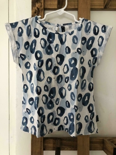 Remera con estampado azul y blanco. MIMO. Talle 4 años. - comprar online