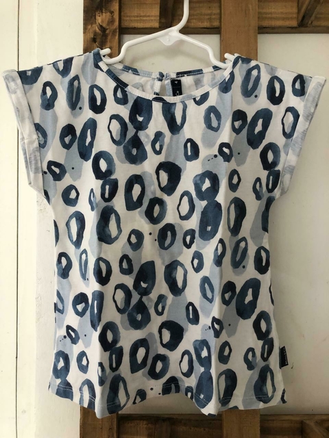 Remera con estampado azul y blanco. MIMO. Talle 4 años.
