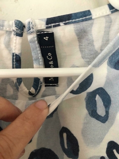 Remera con estampado azul y blanco. MIMO. Talle 4 años. en internet
