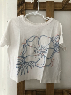 Remera blanca con flor azul. CHEEKY. Talle 6 años. - comprar online