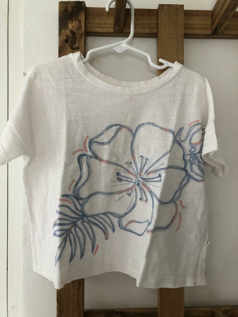 Remera blanca con flor azul. CHEEKY. Talle 6 años.