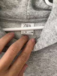6A | Buzo gris con capucha modelo corto. ZARA. Talle 6 años- - comprar online