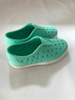 Zapatillas de goma turquesas. Talle 27.