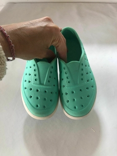 Zapatillas de goma turquesas. Talle 27. en internet
