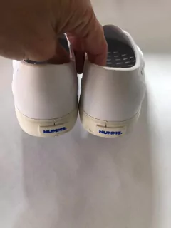 Zapatillas blancas de goma. HUMMS. Talle 28. - comprar online