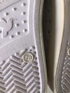 Zapatillas blancas de goma. HUMMS. Talle 28. - Lo Canto • Moda Circular