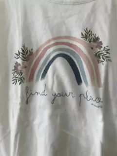Remera blanca con arcoiris. ANAVANA. Talle 10 años. - comprar online