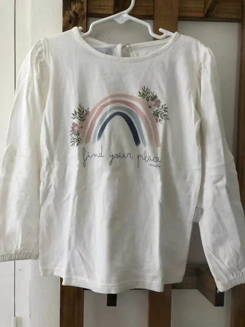 Remera blanca con arcoiris. ANAVANA. Talle 10 años.