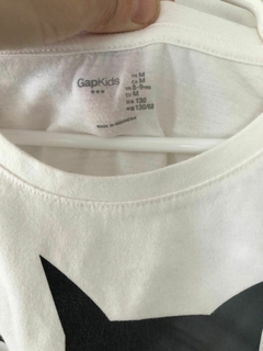 Remera blanca con gatos. GAP. 8/9 años. en internet