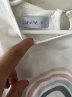 Remera blanca con arcoiris. ANAVANA. Talle 10 años. en internet