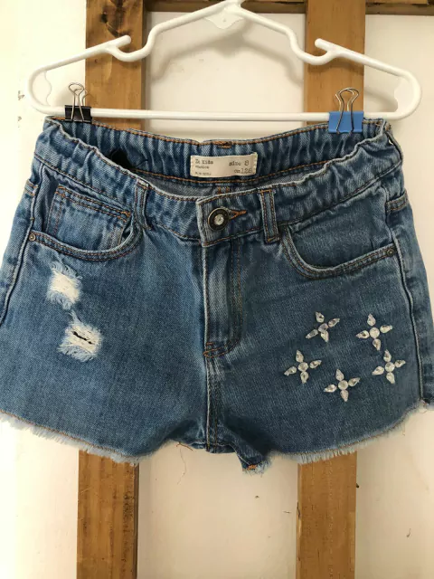 Short azul con apliques plateados. ZARA. Talle 8 años.