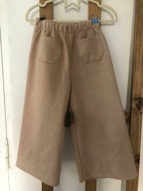 Pantalón gamuzado beige patas anchas. CHEEKY. Talle 4 años.