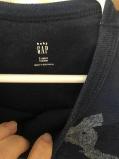 Outlet- Remera ML azul con dinos. GAP. 2 años. - comprar online