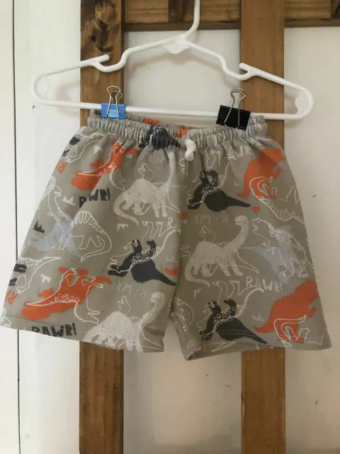 Short de algodón con dinos y elástico. Talle 12 meses. Tiene 19 cm la cintura son estirar.