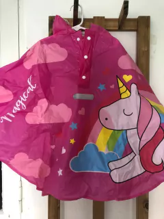 Piloto tipo poncho con capucha. 6 años. Es amplio el talle porque es poncho. - comprar online