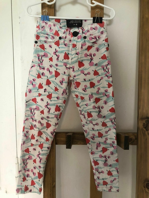 Pantalón blanco con corazón y elástico en la cintura. KOSIUKO. Talle 4 años.