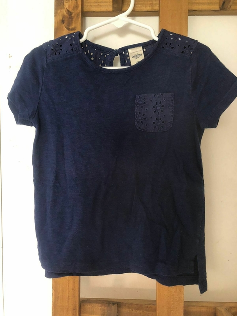 Remera MC azul con bolsillo de broderie. OSHKOSH. 5 años.