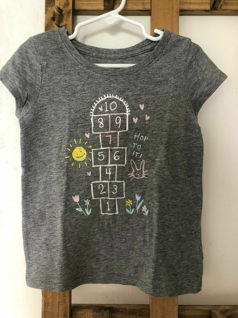 Remera MC gris con rayuela. Cat & Cat. 4 años.