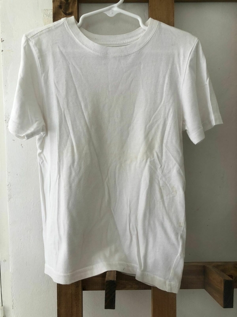 Outlet- Remera blanca MC. GAP. 6/7 años. Manchita.