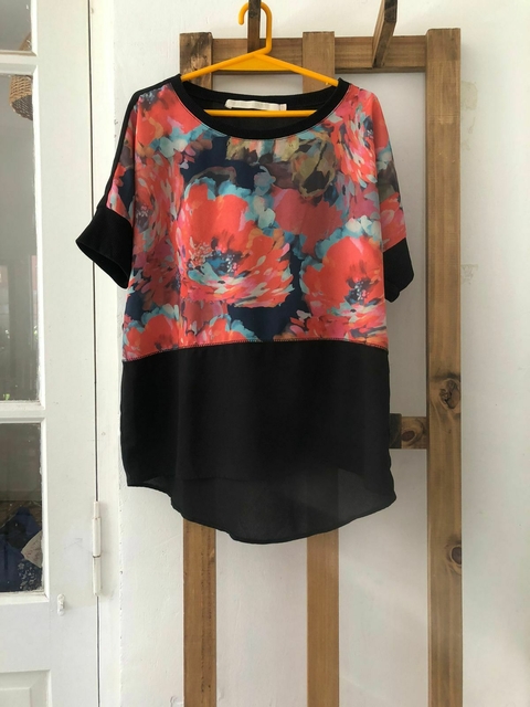 Camisola negra con flores. PAULALIARTE. Talle 38. Como un S/M.