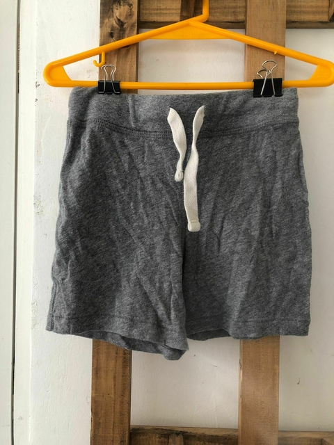 Short gris de algodón. AKIABARA. Talle 8 años. La marca tiene talles chicos. Es más 6 años.