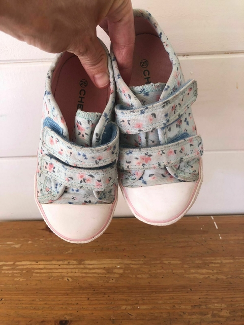 Zapatillas celestes con flores y abrojo. CHEEKY. Talle 25.