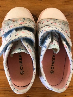 Zapatillas celestes con flores y abrojo. CHEEKY. Talle 25. - comprar online