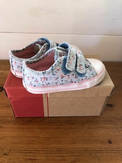 Zapatillas celestes con flores y abrojo. CHEEKY. Talle 25. - Lo Canto • Moda Circular