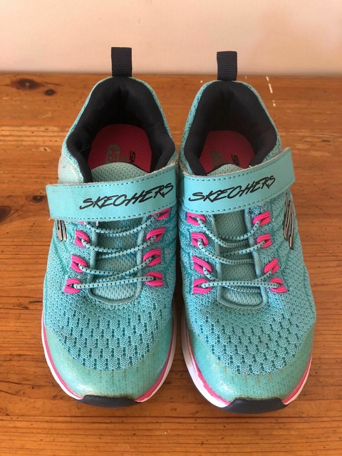 Zapatillas turquesas con Memory Foam. SKETCHERS. Talle 28. VER etiqueta en foto con medias. Impecables.
