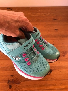 Zapatillas turquesas con Memory Foam. SKETCHERS. Talle 28. VER etiqueta en foto con medias. Impecables. - comprar online
