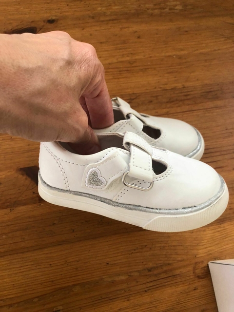 T19 | Guillerminas blancas con abrojo y corazón plateado. HEALTHTEX. Talle 4 de USA. Talle 19 de Argentina.