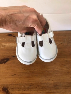 T19 | Guillerminas blancas con abrojo y corazón plateado. HEALTHTEX. Talle 4 de USA. Talle 19 de Argentina. - comprar online