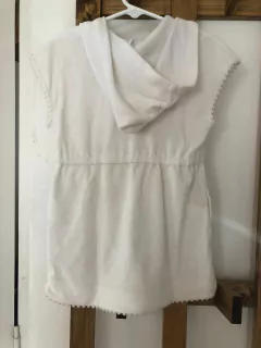 Outlet- Salida de baño blanca con capucha. CARTERS. Talle 2 años. Manchita. - comprar online