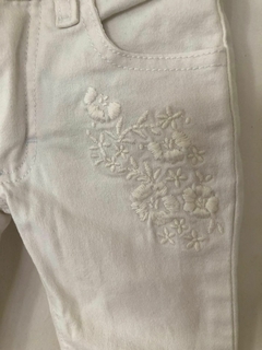 Outlet- Jean blanco con elástico y bordado. CHEEKY. 12/18 meses. Manchita. - comprar online