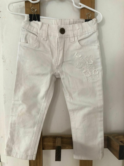 Outlet- Jean blanco con elástico y bordado. CHEEKY. 12/18 meses. Manchita.
