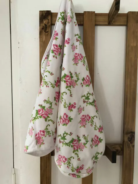 Manta de bebe con flores. Plush de un lado y algodón del otro.