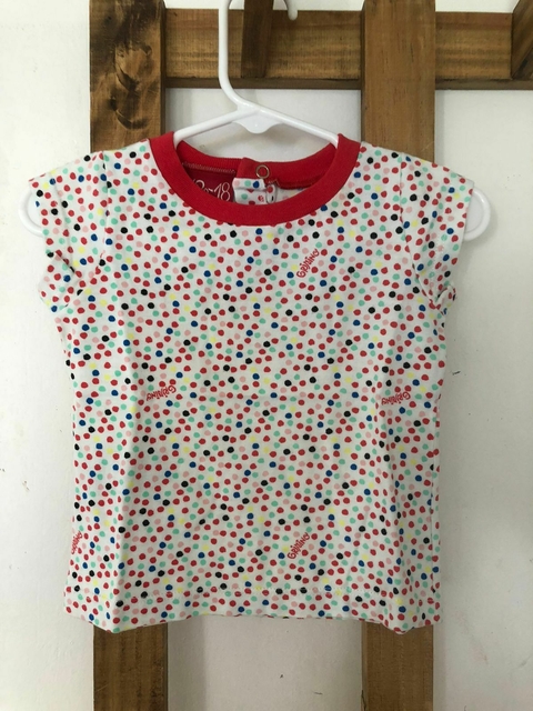 Remera MC con cuello rojo y pintitas de colores. GRISINO. 12/18 meses.