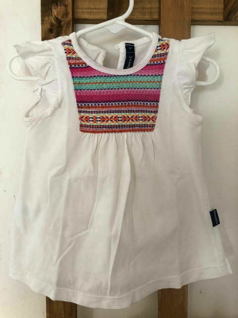 Remera MC blanca con bordado adelante. MIMO. 1 AÑO. Impecable.